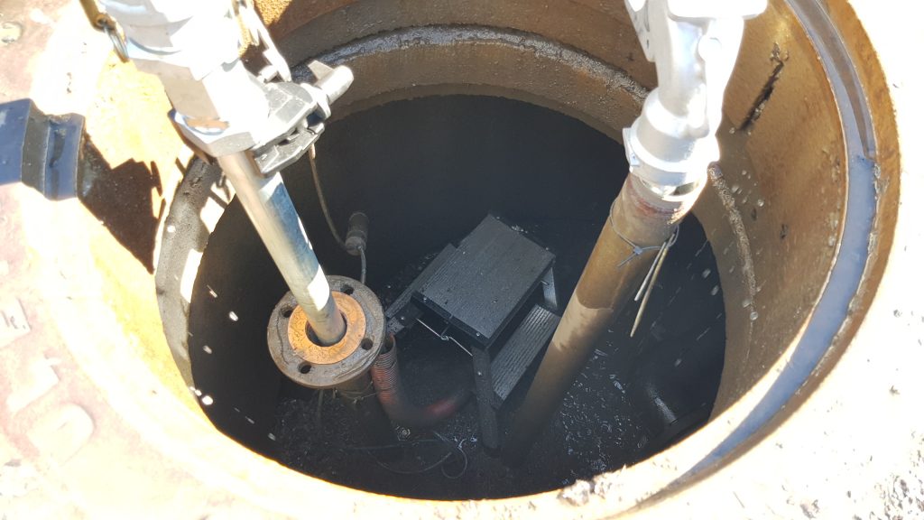 Sugerør og retur i en åpen dieseltank under rens