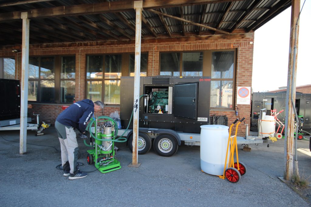Mobil dieselrensemaskin i arbeid